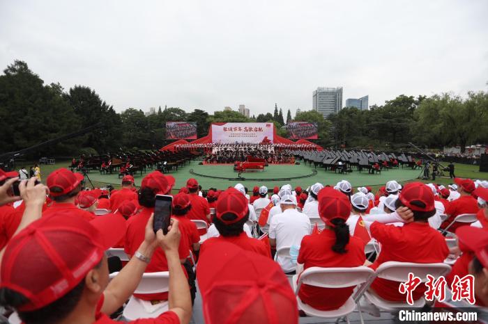 庆祝中国共产党成立100周年,百架钢琴大型户外交响合唱音乐会在上海举行。 张亨伟 摄