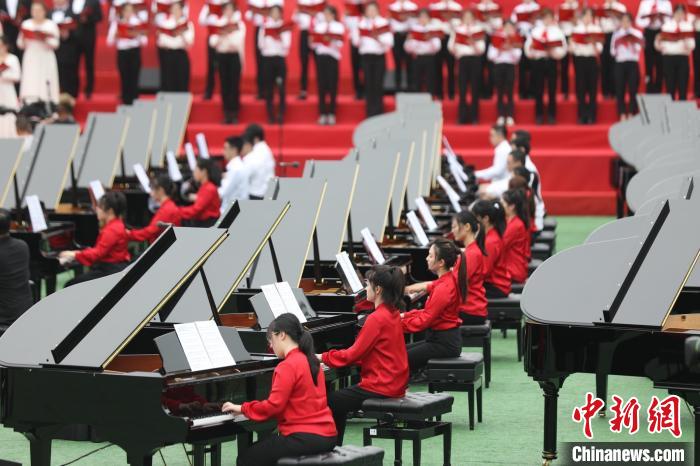 庆祝中国共产党成立100周年,百架钢琴大型户外交响合唱音乐会在上海举行。 张亨伟 摄