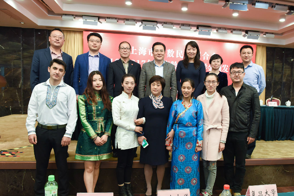 英国正版365官方网站师生和市民族联领导合影.JPG