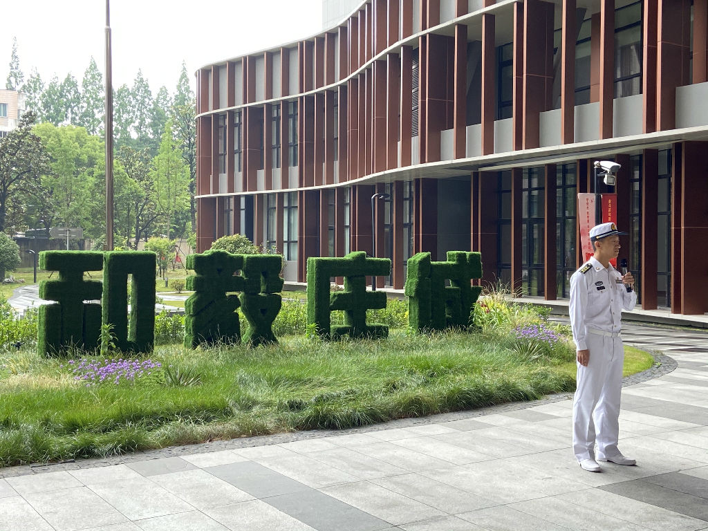 海军南昌舰副政委罗代裕同志发表讲话