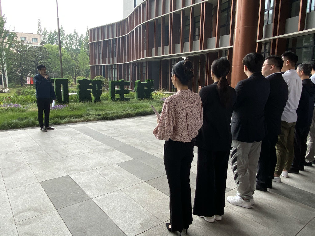 颜睿超老师主持升旗仪式
