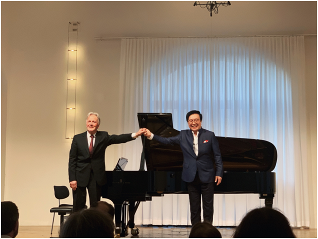 艺术歌曲音乐会现场,演唱/周正,钢琴/Hartmut H?ll,德国卡尔斯鲁尔音乐学院