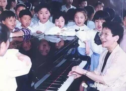 周小燕与孩子们.jpg