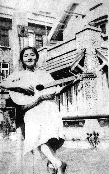 小燕弹吉他。背后的一面墙,她13岁那年徒手爬上去过.jpg