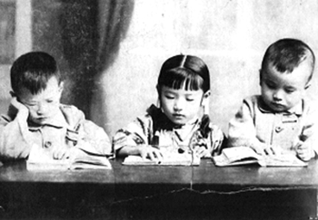 1925年时分别为7、6、5岁的小燕、天佑(左)、德佑姐弟仨f.jpg