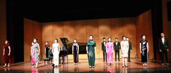 全体演员 演唱《一江春水向东流》