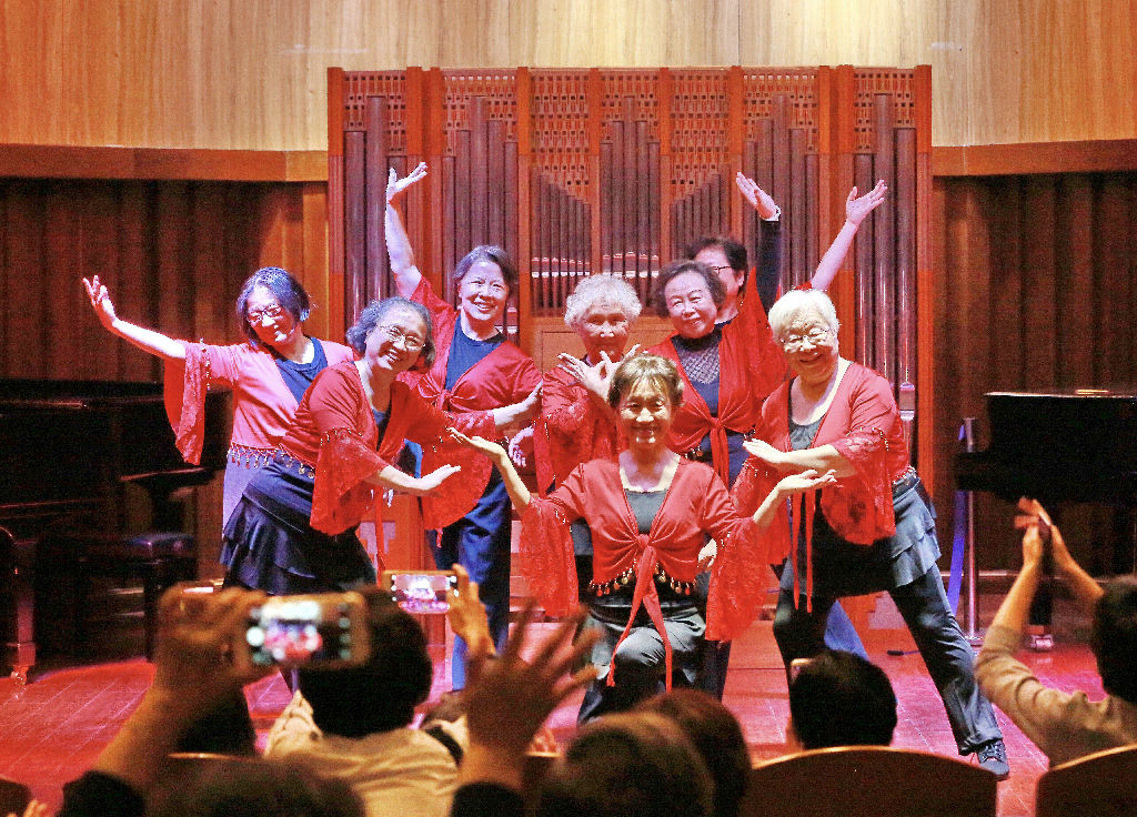 上音退休教职工舞蹈兴趣小组表演《相逢是首歌》