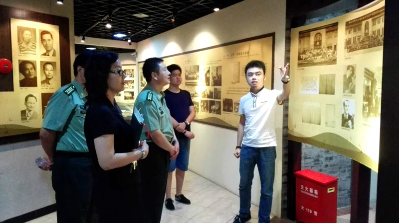 2、校史馆志愿者任森为参观者讲解校史_副本.jpg