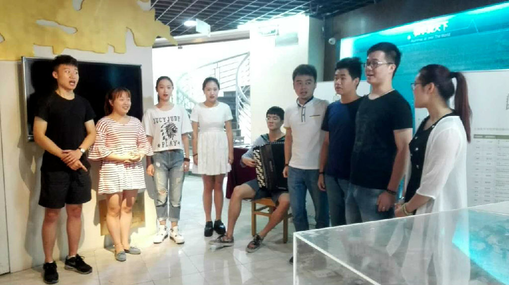 3、校史馆志愿者为参观者表演《游击队歌》.jpg