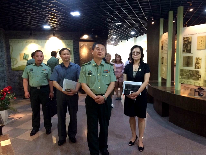 1、上海市警备区简辉副参谋长一行在上音刘艳副书记的陪同下参观校史馆_副本.jpg